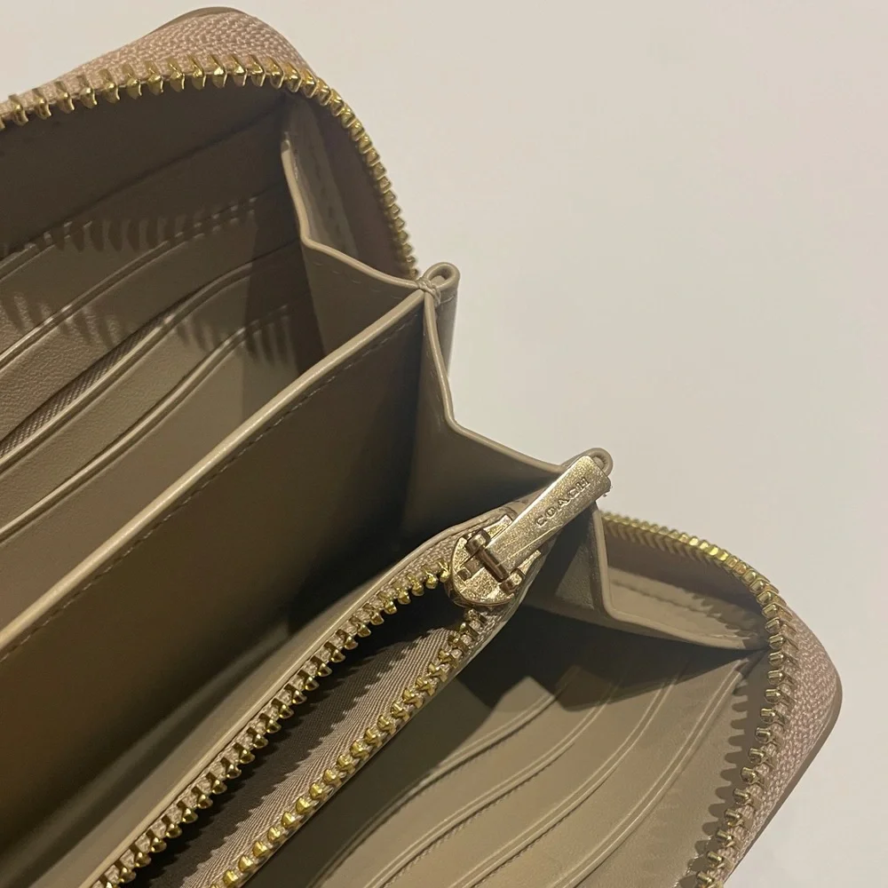 COACH Wallet - Picture 14 of 15